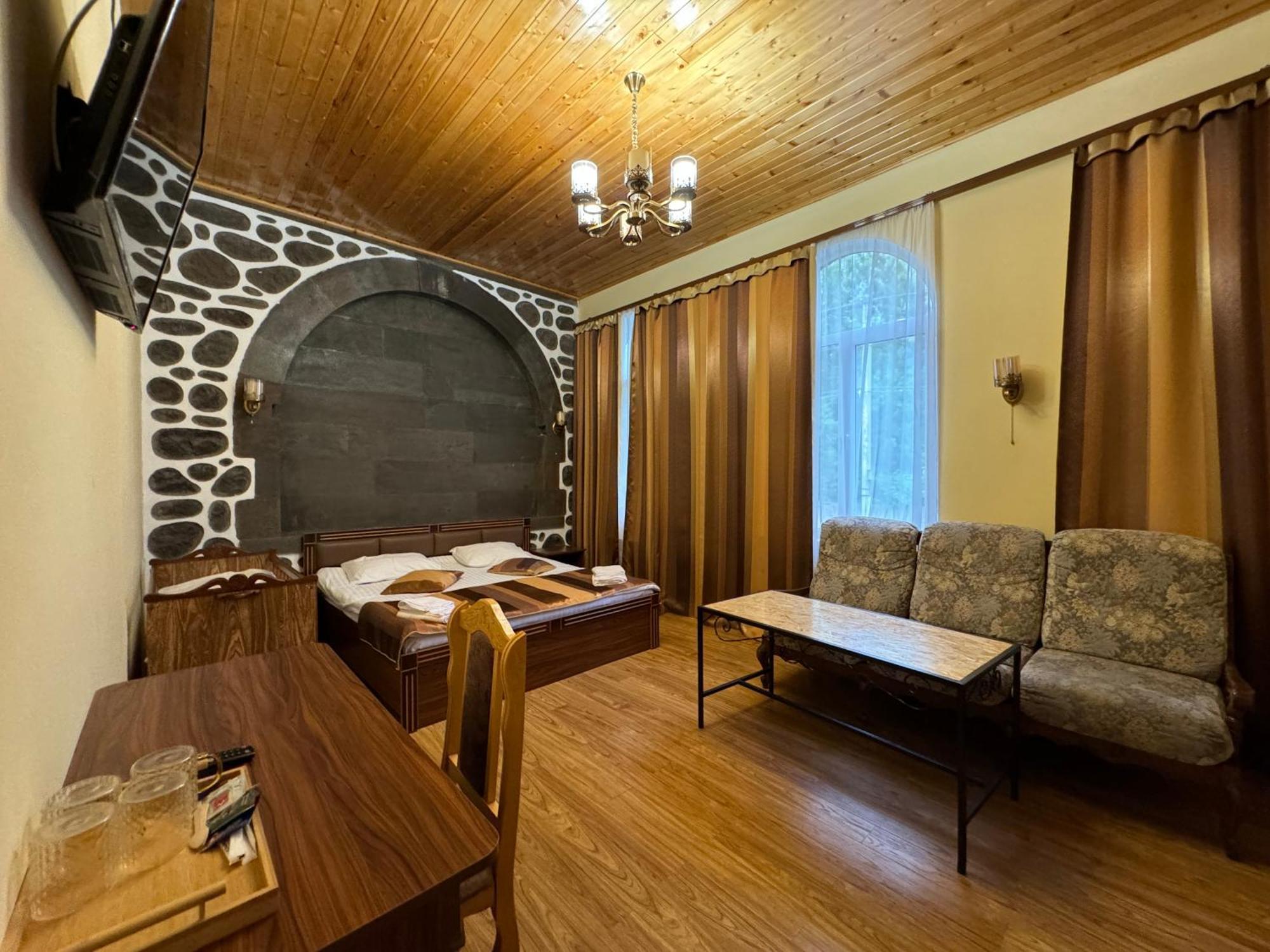 Kirch Hotel & Restaurant Goris Exterior photo